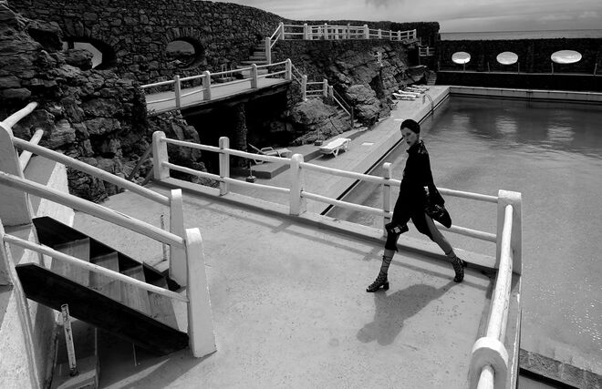 Vestido em veludo cristal, Diogo Miranda. Turbante em tule e lantejoulas, Carlos Gil. Brincos em prata com banho de ouro, Vanglória. Carteira Petite Malle em pele e metal, Louis Vuitton. Sandálias em pele sintética, Primark. 