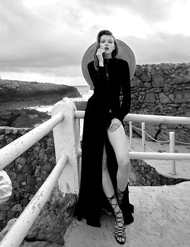 Vestido comprido em algodão, Pinko. Cuecas de biquíni em poliamida e elastano, Sloggi. Chapéu em palha, Elisabetta Franchi. Sandálias em pele sintética, Primark. 