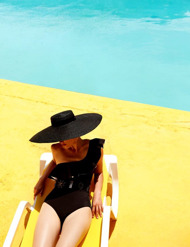 Fato de banho em poliamida e elastano, Calzedonia. Chapéu em palha e cinto em elastano com aplicações em cristais, Elisabetta Franchi. Brincos em prata com banho de ouro, Vanglória.