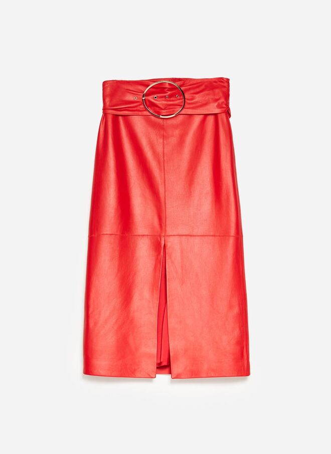 Saia de pele vermelha com cinto, €199, Uterqüe