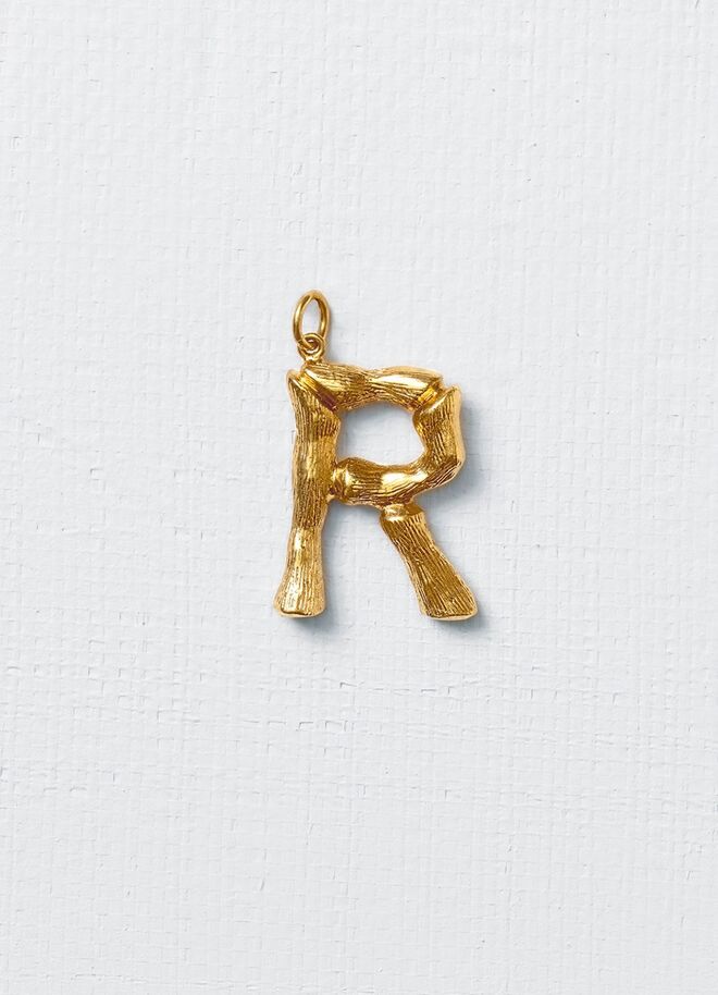Pendente dourado com inicial, €260, Céline