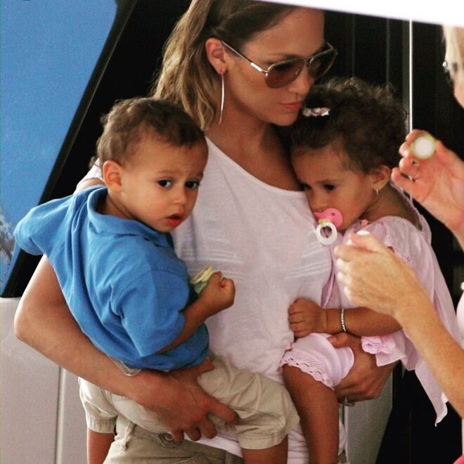 Com os dois filhos gémeos, Maximilian David e Emme Maribel