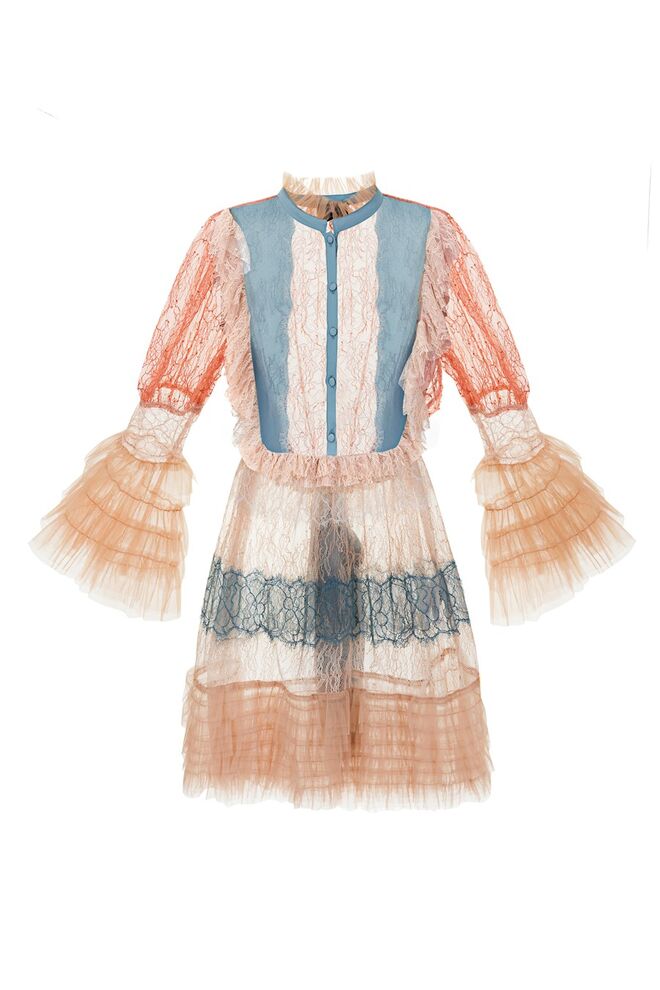 Vestido de tule e renda, €1.072, Elisabetta Franchi