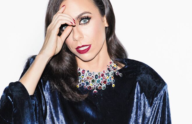 Vestido em veludo cristal, Diogo Miranda. Colar em metal com cristais, Swarovski.