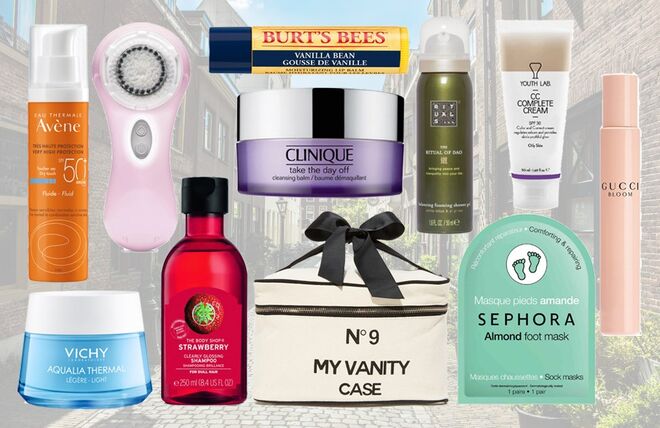 Creme hidratante Aqualia Thermal Gel Cream, €20, Vichy | Shampoo Strawberry para dar brilho travel size, €3, The Body Shop | Protetor solar facial SPF50+, €18,59 , Avène | Gel de banho The Ritual of Dao travel size, €4,50, Rituals | Eau de parfum Bloom travel size €19,95, Gucci, Sephora | Máscara para pés de amêndoa, €4,95, Sephora Collection, Sephora | Necessaire, €32,40, Bag-all, shopbop.com | Bálsamo de limpeza facial Take The Day Off, €38,50, Clinique | Aparelho para limpeza facial Mia 2 Sonic, €144, Clarisonic, feelunique.com | CC Cream para pele oleosa, €28, Youth Lab, beautybay.com | Bálsamo labial com sabor de baunilha, €4,79, Burt’s Bees, feelunique.com