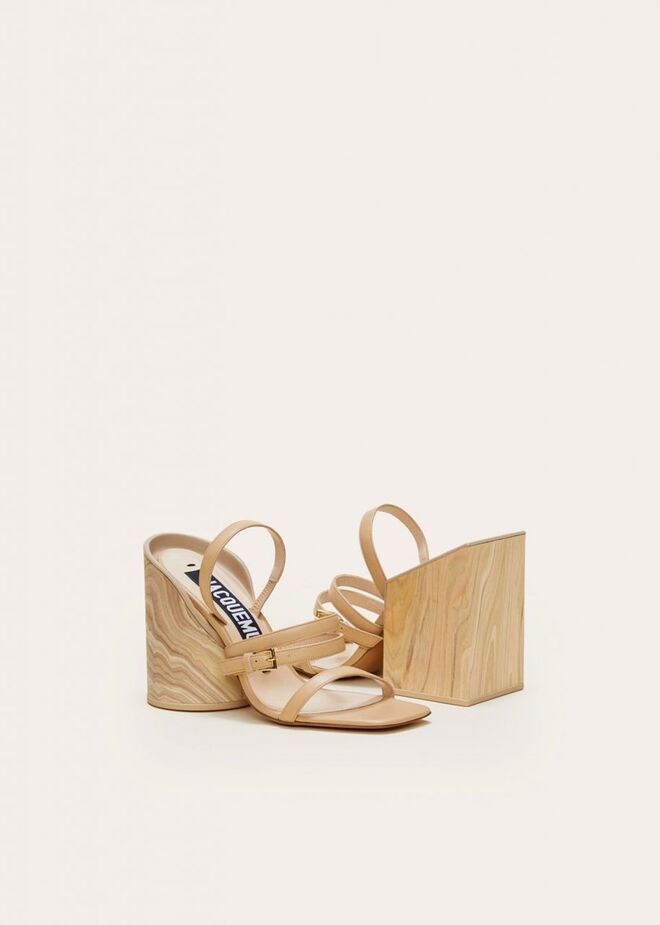 Sandálias com salto assimétrico em madeira e pele, €440, Jacquemus