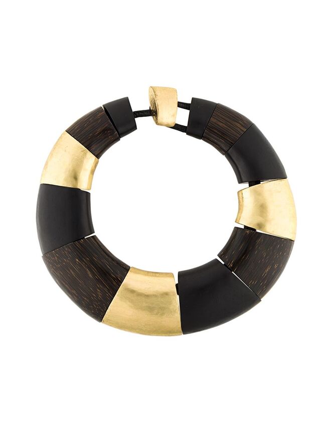 Colar oversize em ébano e madeira, €815, Monies, em farfetch.com