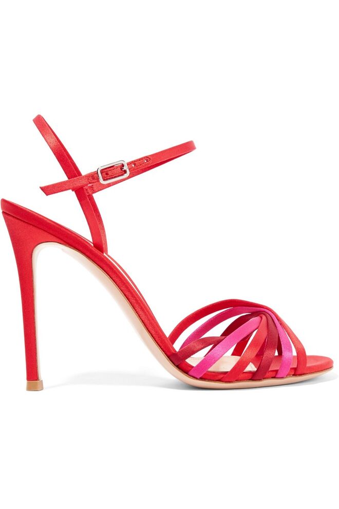 Sandálias em cetim, €384, Gianvito Rossi 