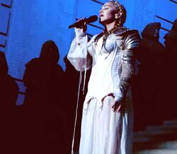 Assista ao show-surpresa de Madonna no Met Gala