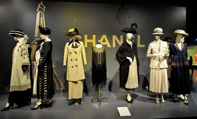 La petite robe noire, o tailleur, o tweed, os botões dourados são símbolos da Casa Chanel. Exposição no Fashion Institute Design & Merchandising (FIDM) Museum & Galleries em Los Angeles, na Califórnia, em 2009