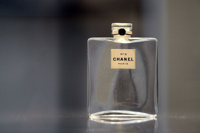 O frasco do Chanel N°5 criado em 1921. No Palais de Tokyo, em Paris, a 3 de maio de 2013