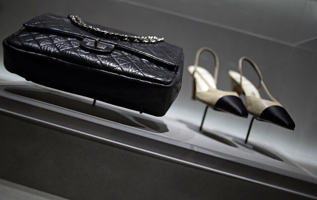 A carteira matelassé com as alças em forma de corrente para colocar ao ombro e  os sapatos bicolores (normalmente beijes e com as pontas pretas) são algumas das criações de Gabrielle Chanel que perduram e que são adaptadas, ainda hoje, em múltiplas coleções de outras marcas. Exposição no Palais Galliera, em Paris, a 10 de julho de 2014