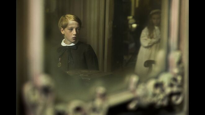 O desconcertante thriller The Little Stranger, baseado no livro de Sarah Waters, conta a arrepiante história da família Ayres, que vive isolada numa mansão com dois séculos na zona rural inglesa de Warwickshire. 