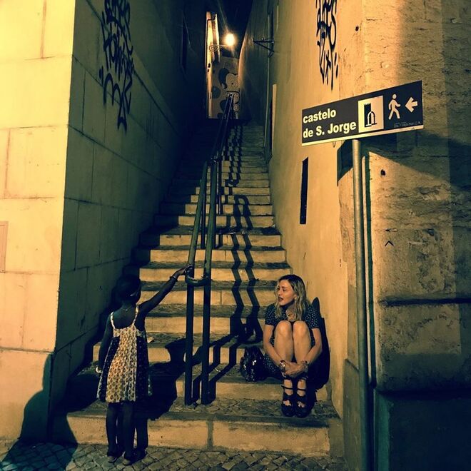 Madonna em Alfama, um dos seus locais de eleição em Lisboa.