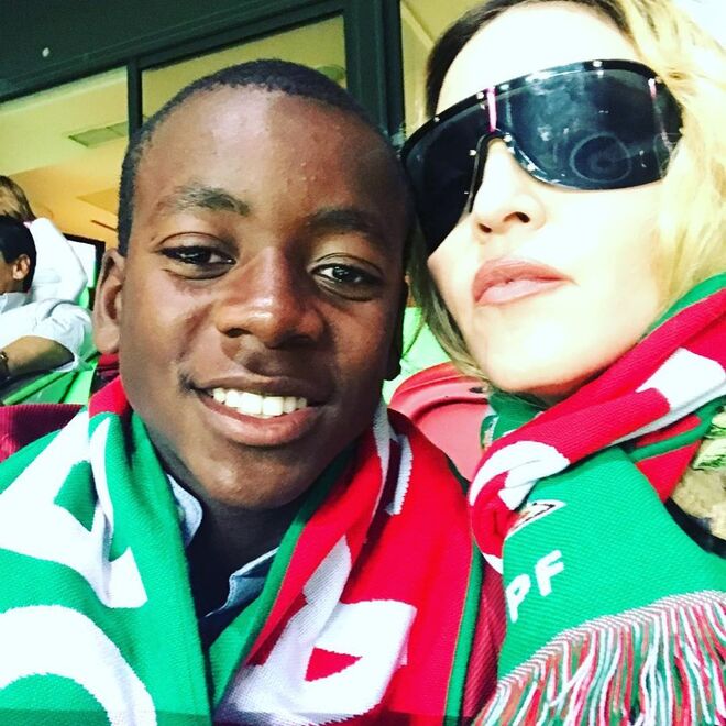 Madonna com o filho David Banda que treina nos iniciados do Benfica.