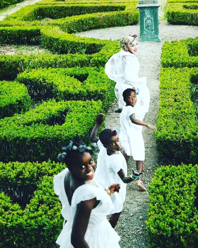 Madonna fotografada com os filhos para a Vogue Itália, em Portugal.