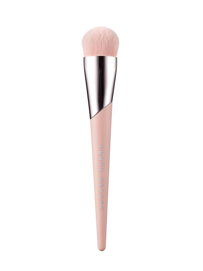 110 Full-Bodied Foundation Brush, €33,95, Fenty Beauty, na Sephora