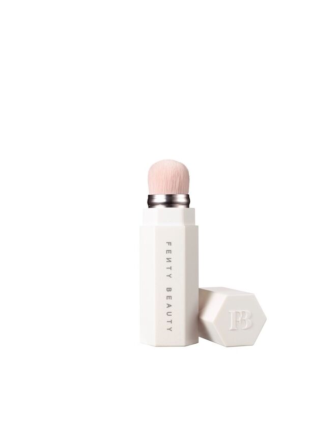 150 Portable Contour and Concealer Brush, €23,55, Fenty Beauty, na Sephora