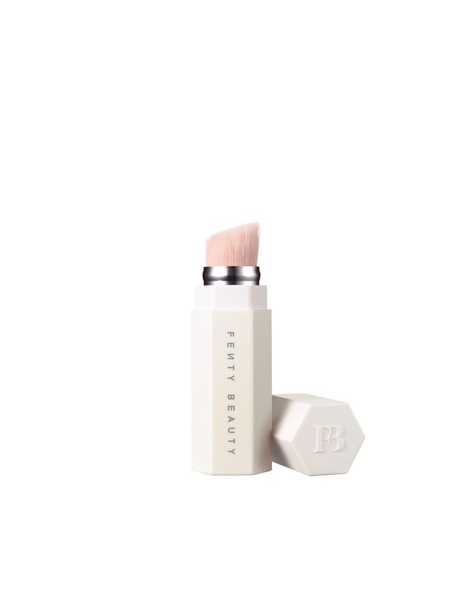 140 Portable Highlighter Brush, €23,55, Fenty Beauty, na Sephora