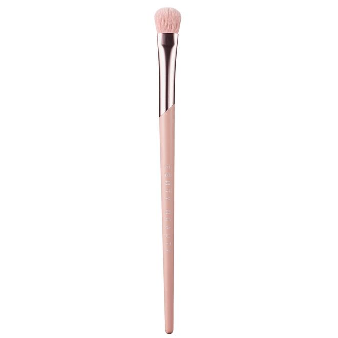 200 All-Over Eyeshadow Brush, €22,95, Fenty Beauty, na Sephora