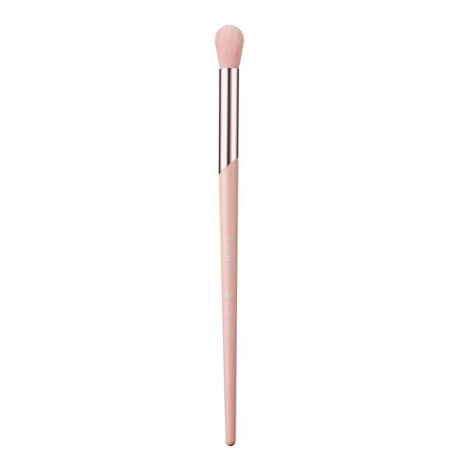 210 Tapered Blending Brush, €22,95, Fenty Beauty, na Sephora