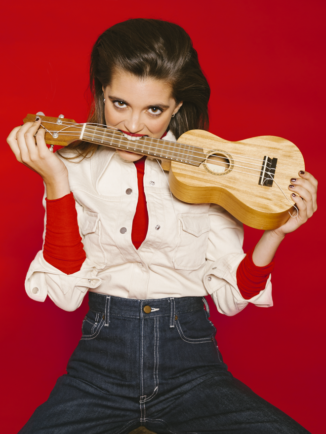 Joana Ribeiro usa camisola em lã, camisa em algodão, calças em denim, tudo H&M Studio. Sofia Moser Leitão usa camisa em seda e calças em lã e seda, H&M Studio. Mules em pele, H&M.