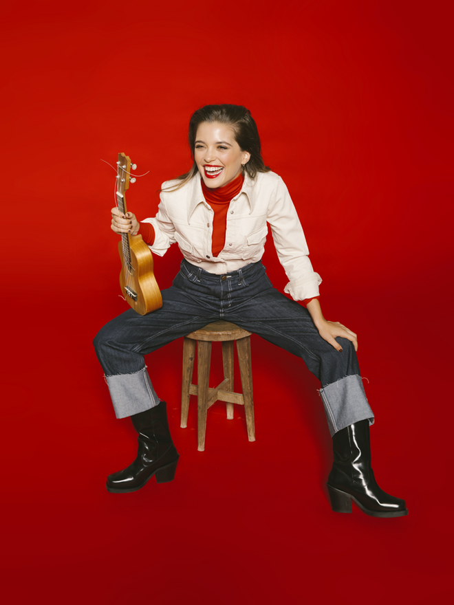 Joana Ribeiro usa camisola em lã, camisa em algodão, calças em denim e botas em pele, tudo H&M Studio.