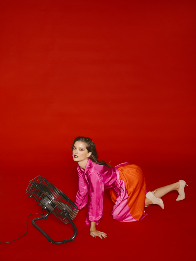 Joana Ribeiro usa camisa em seda, saia em seda plissada e brincos em resina, tudo H&M Studio.