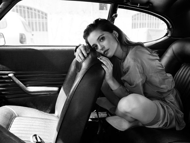 Joana Ribeiro usa camisa e saia em seda plissada, H&M Studio. Sapatos em pele e tule, H&M.