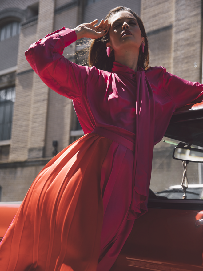 Joana Ribeiro usa camisa em seda, saia em seda plissada e brincos em resina, tudo H&M Studio.