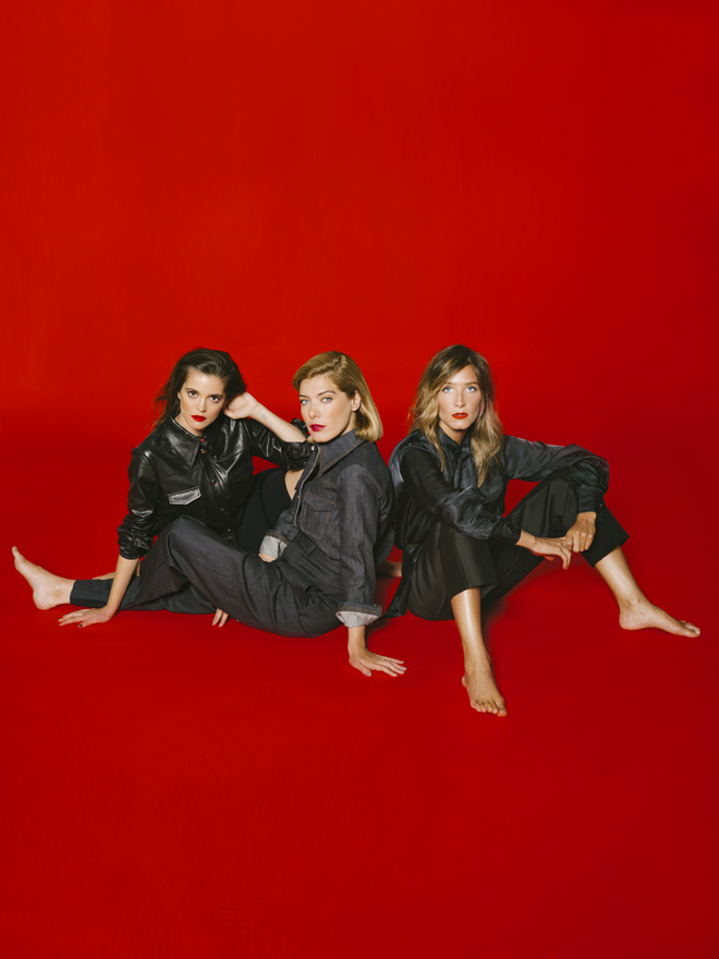 Joana Ribeiro usa camisa em pele, H&M Studio. Raquel Strada usa camisa em denim e calças em lã, ambos H&M Studio. Sofia Moser Leitão usa camisa em seda e calças em lã e seda, H&M Studio.