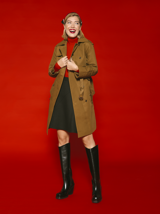 Raquel Strada usa lenço em seda estampada, gabardine em algodão, camisola em lã, saia em lã e botas em pele, tudo H&M Studio.