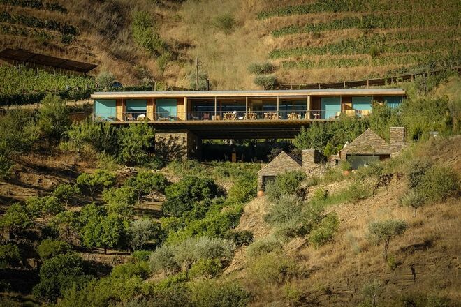 Hotel Casa do Rio, em Vila Nova de Foz Côa, por Francisco Vieira de Campos