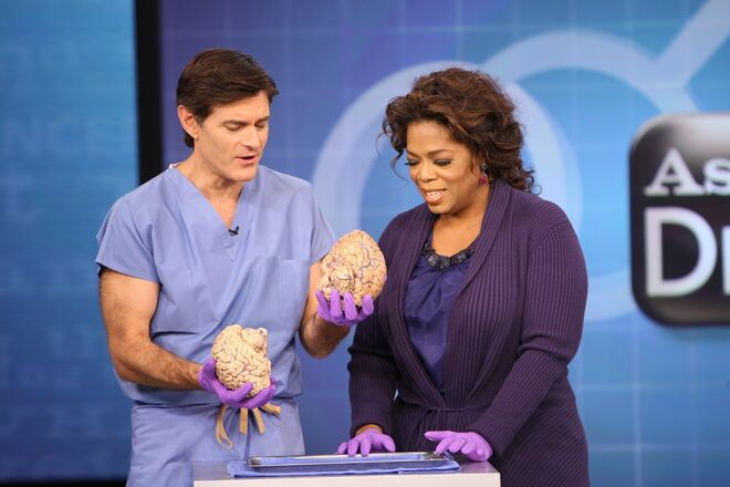 2008. O Dr. Oz explica as diferenças entre o cérebre masculino e o feminino no The Oprah Winfrey Show.