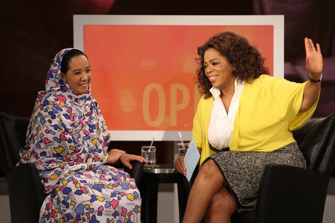 2008. Oprah Winfrey entrevista Houda, uma mulher da Mauritânia no episódio “Beauty Secrets from Around the World”
do The Oprah Winfrey Show.