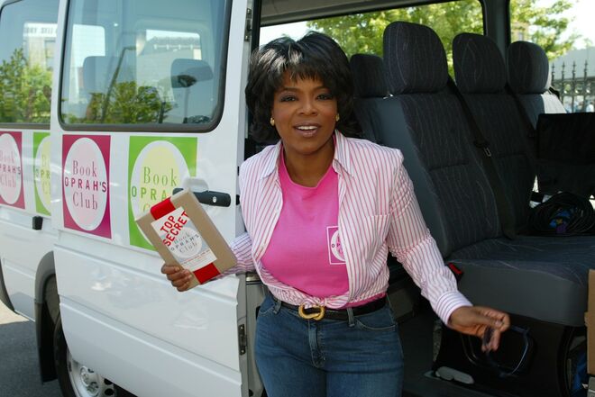 2003. Bookmobile: em 2003 Oprah Winfrey e a equipa viajaram a Naperville, Illinois, para anunciar a seleção do Book
Club.