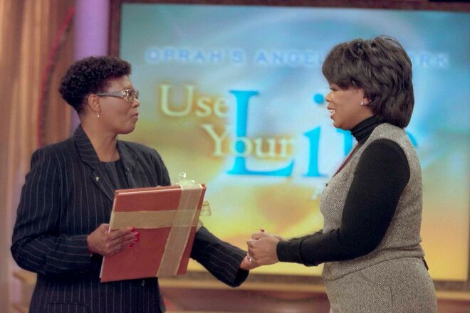 2000. Julia Burney-Witherspoon, fundadora do programa literário Cops ‘N Kids, receve o Prémio Use Your Life da Oprah’s Angel Network.
