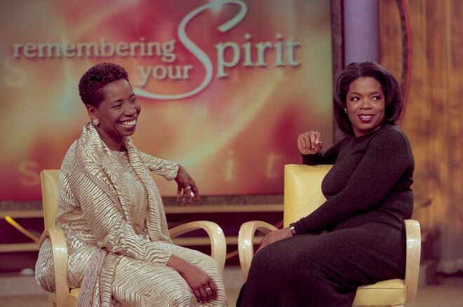 1999. A oradora inspiracional Iyanla Vanzant com Winfrey durante um segmento “Remembering Your Spirit” no The Oprah
Winfrey Show.