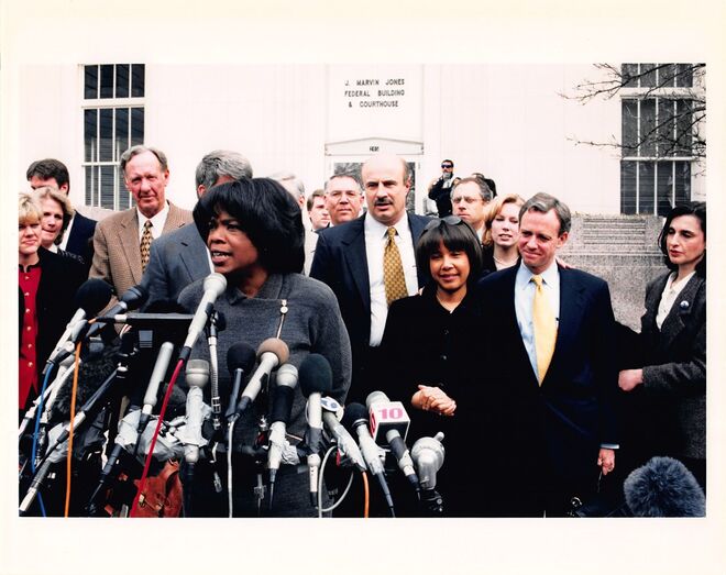 1998. Oprah Winfrey fala com os jornalistas depois da sua vitória em tribunal, em Amarillo, Texas.