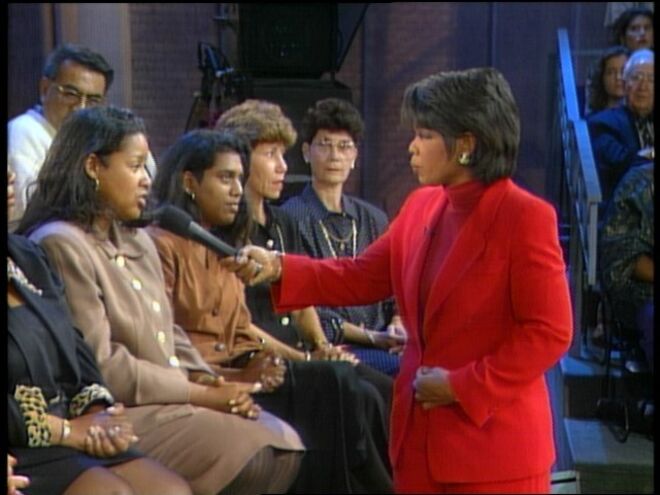 1992. Oprah Winfrey fala com o público sobre p vereditodo julgamento de O. J. Simpson. 