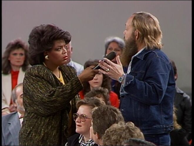 1987. Confronting Racism on Location, o Oprah Winfrey Show foi a Forsyth County, na Georgia, onde uma comunidade de raça branca expulsou à força residentes negros na década de 1910. 