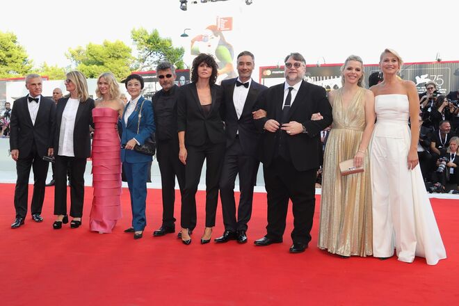 O júri da competição oficial do 75.º Festival Internacional de Cinema de Veneza: Christoph Waltz, Nicole Garcia, Naomi Watts, Sylvia Chang, Paolo Genovese, Malgorzata Szumowska, Taika Waititi, o presidente do júri Guillermo del Toro, a guionista Kim Morgan (a única que não faz parte do júri) e Trine Dyrholm 