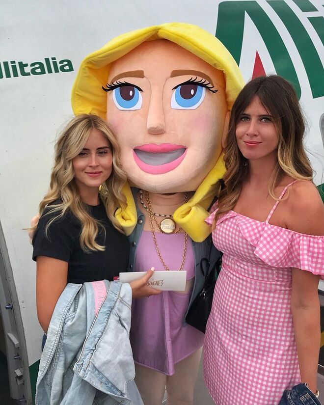As damas de honor da noiva e suas irmãs mais novas, Valentina e Francesca Ferragni, com a mascote antes do embarque