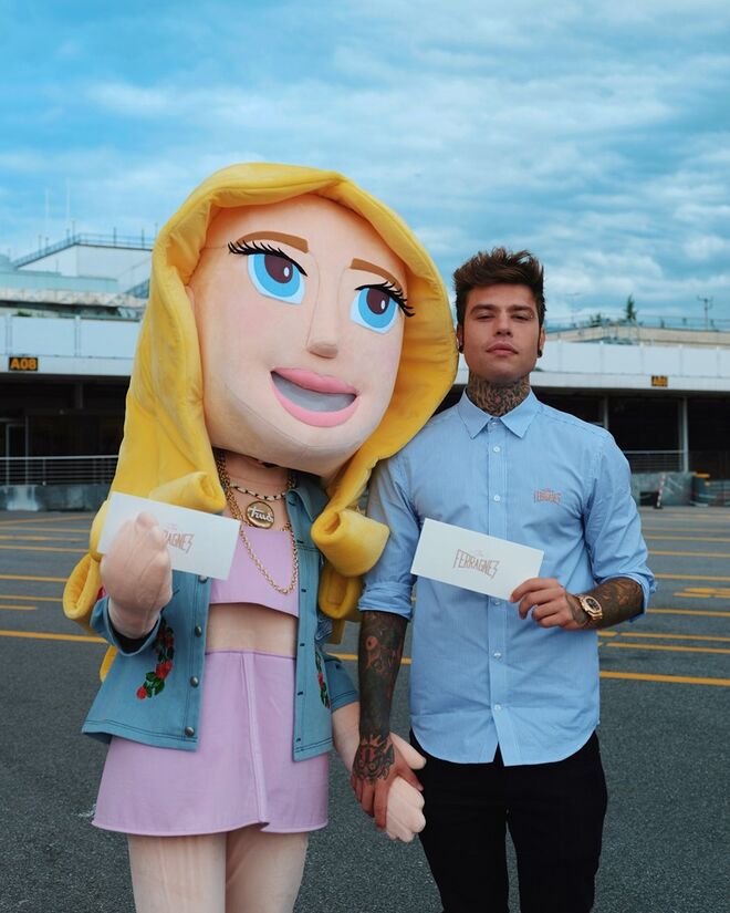 A mascote e Fedez antes do embarque