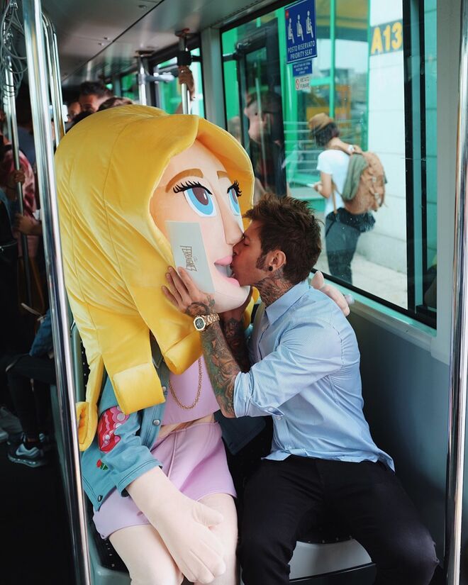 A mascote e Fedez antes do embarque