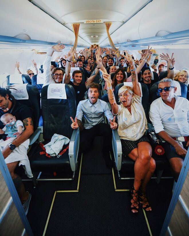 O noivo e os convidados no avião da companhia Alitalia, reservado para a celebração