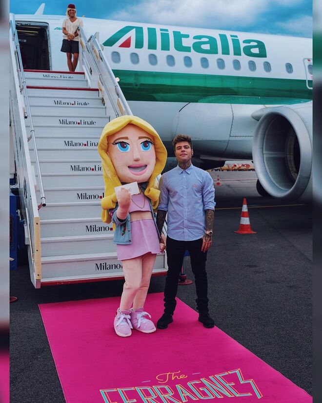 O noivo é Federico Leonardo Lucia, cantor e júri do programa X Factor Itália, conhecido pelo apelido artístico Fedez, que viajou num avião da companhia Alitalia, reservado apenas aos convidados