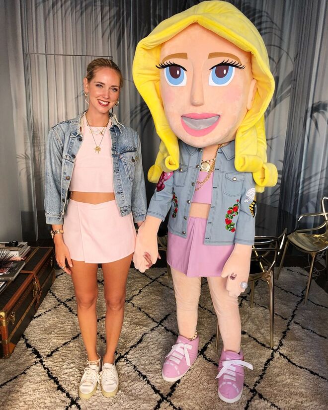 A blogger italiana, criadora do famoso The Blonde Salad, Chiara Ferragni, ao lado da mascote do casamento