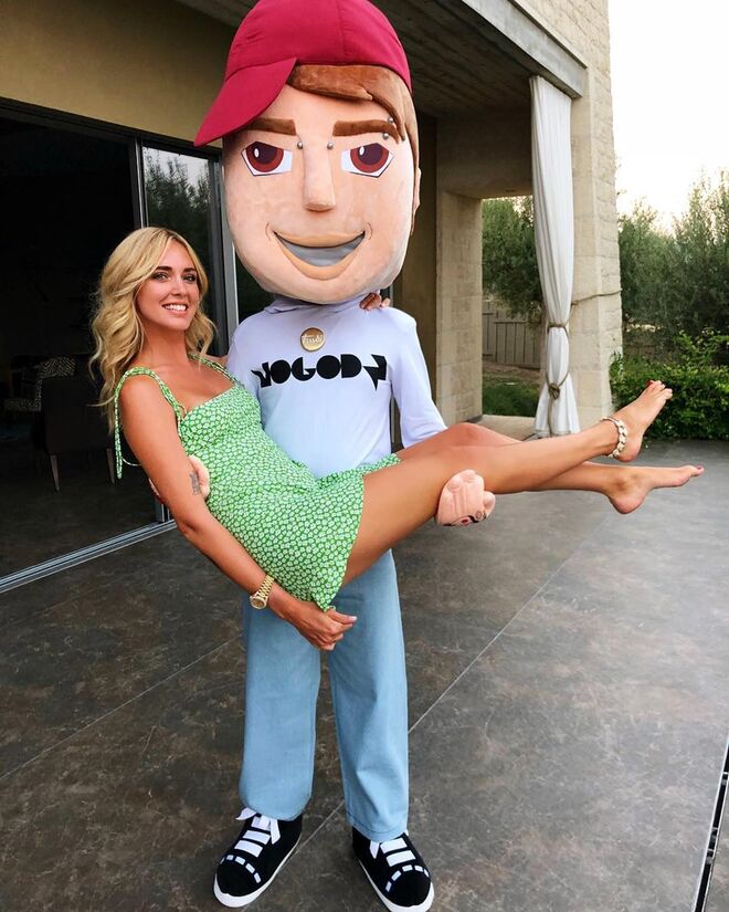 Chiara Ferragni ao lado do mascote do casamento