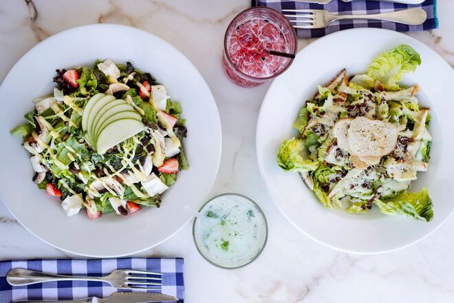 Beber um copo na esplanada do Cais da Pedra | Há saladas para todos os gostos, como a cássica salada caesar de frango e salada de queijo de cabra com morangos